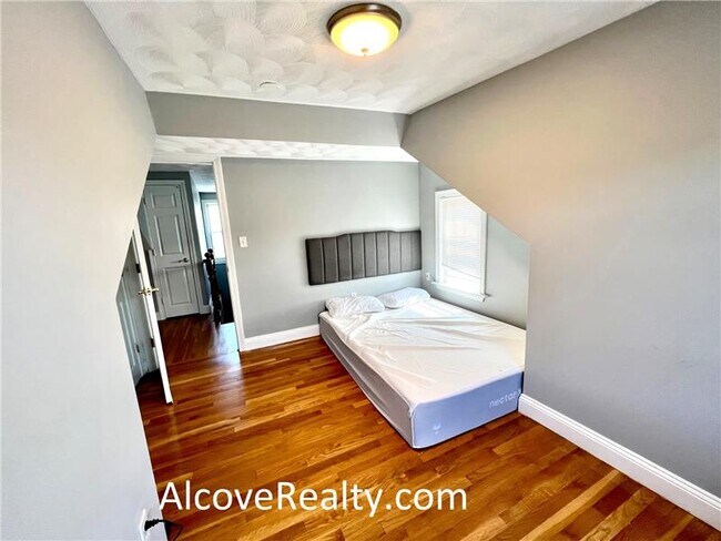 Building Photo - 37 Sterling St