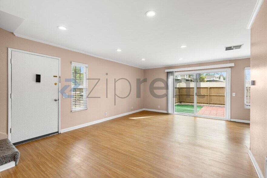 Building Photo - Unit Row 3