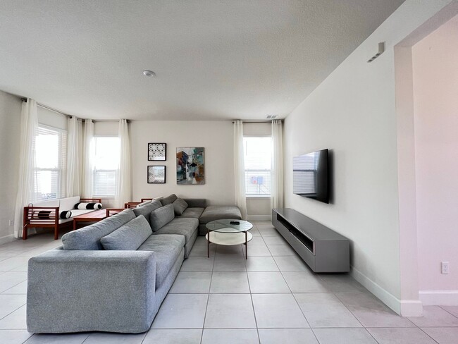 Building Photo - Gorgeous Furnished Home in Winter Garden!