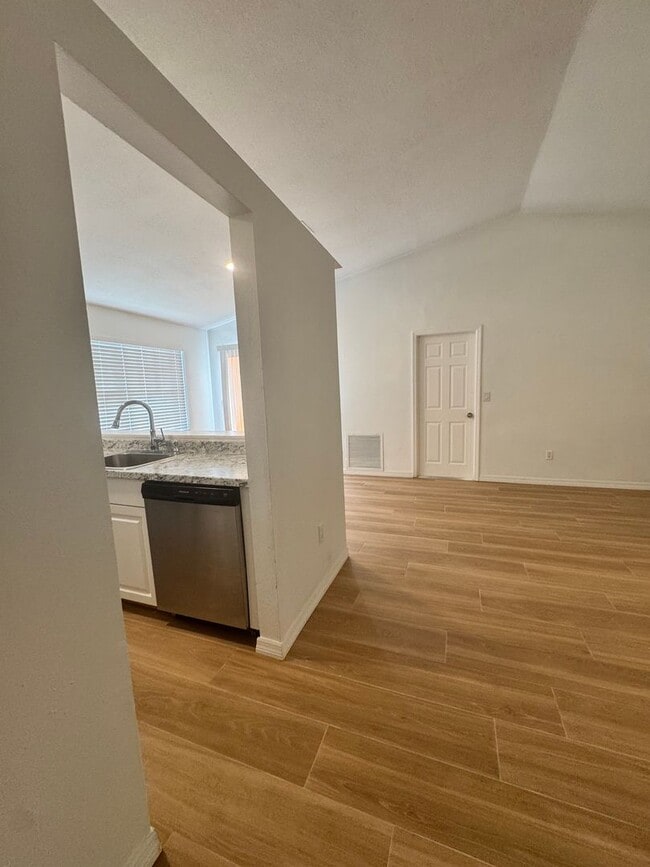 Building Photo - Charming 3/2 Home with open floor plan.