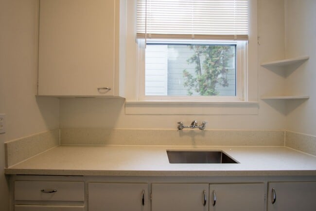 Building Photo - John's Landing: Updated Garden Level 1-Bed-Close to OHSU!