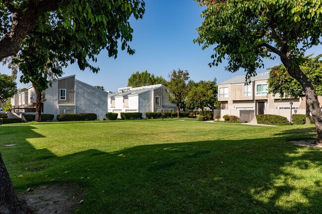 Building Photo - 3 bed 2 bath Townhouse located in South Coast Metro