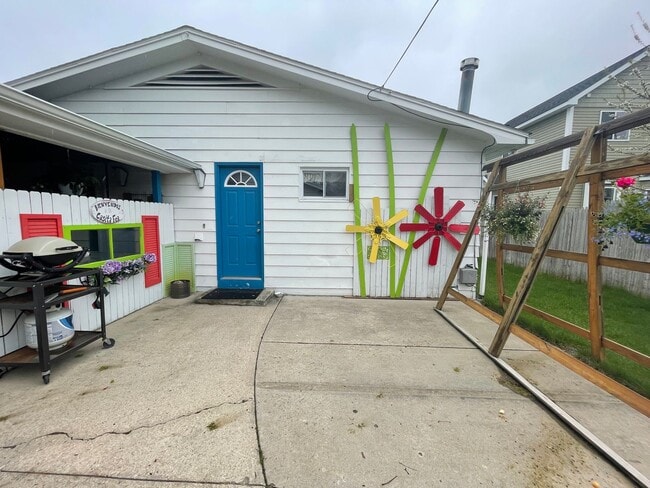 Building Photo - Comfortable & Quiet Garden-Level Apartment...