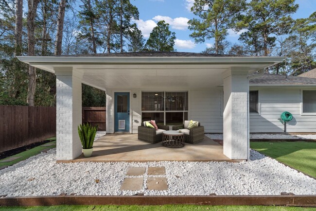 Building Photo - Beautiful just remodeled from top to botto...