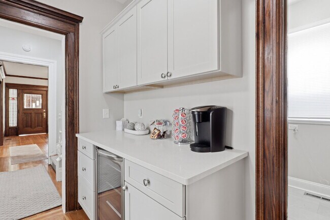 Building Photo - Furnished 10-Bedroom Single-Family Home in Buffalo