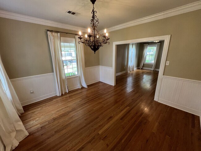 Building Photo - Charming 3 Bedroom Home Near LSU, University Lakes & Parade Routes!
