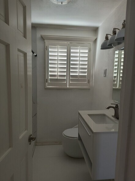 Building Photo - 5004 Royal Dr