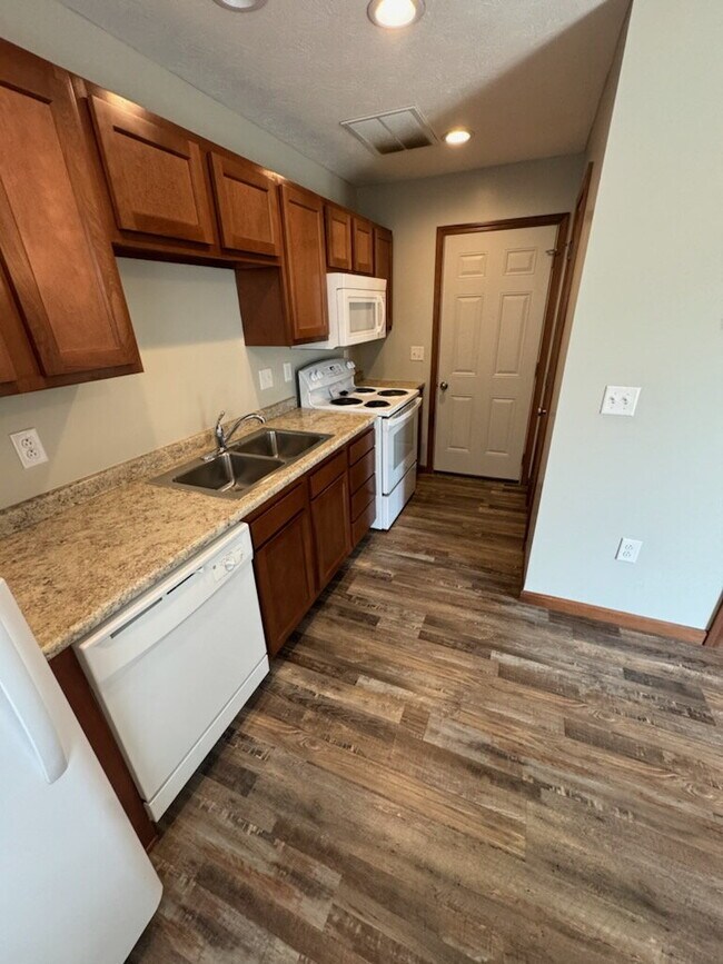 Building Photo - 2 Bedroom Townhouse with Garage