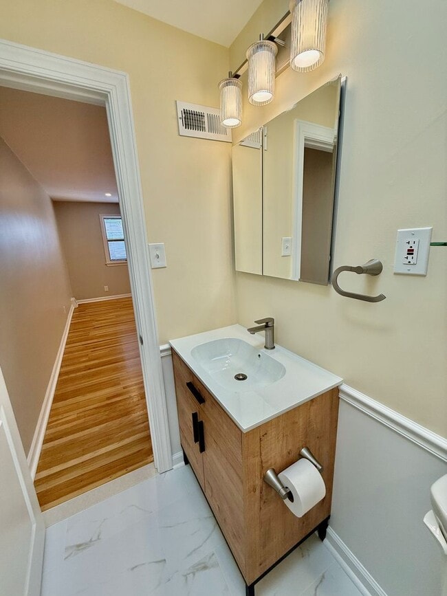 Building Photo - RARELY Offered completely RENOVATED PACKER PARK 3 Bedroom/2.5 Bath HOME w/ Central AC-HARDWOOD Fl...