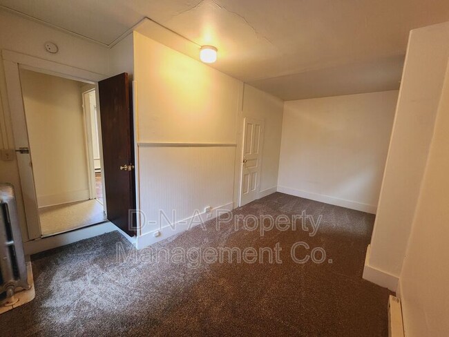 Building Photo - 810 Monroe St