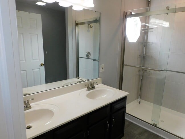 Building Photo - Spacious 4 Bedroom, 2.5 Bath Home