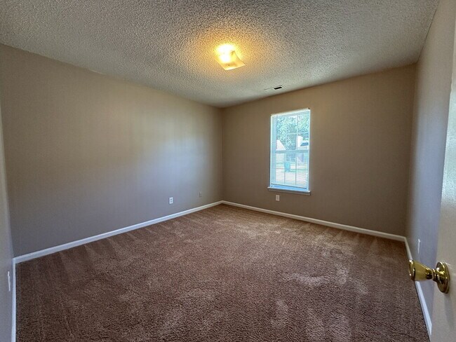 Building Photo - Nice Freshly Painted 2 Bedroom Home in Hun...