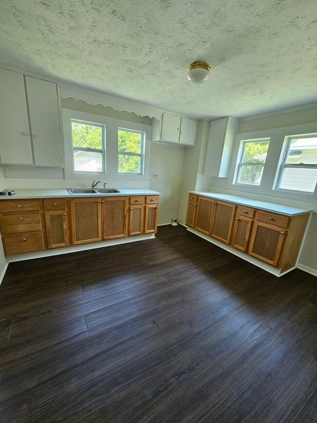 Building Photo - 2BR with Living Room & Den!
