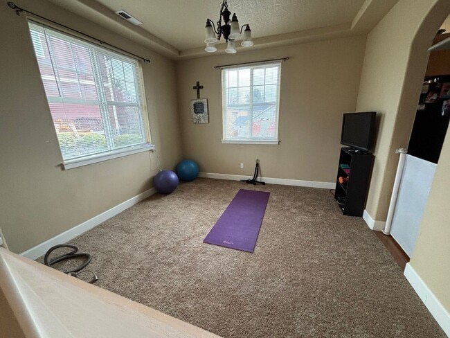 Building Photo - Beautiful and Spacious 4 Bed/2.5 Bath Home...