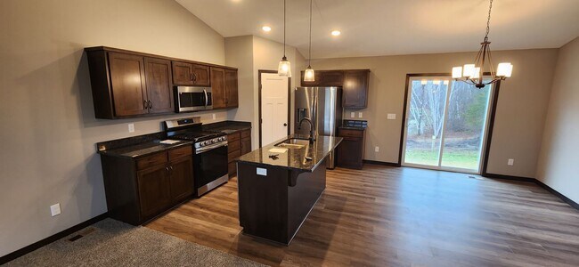 Building Photo - Great 3BR, 2BA St Francis Home Available 8/10!