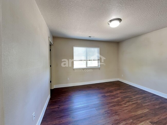 Building Photo - 556 SE Jack Ave