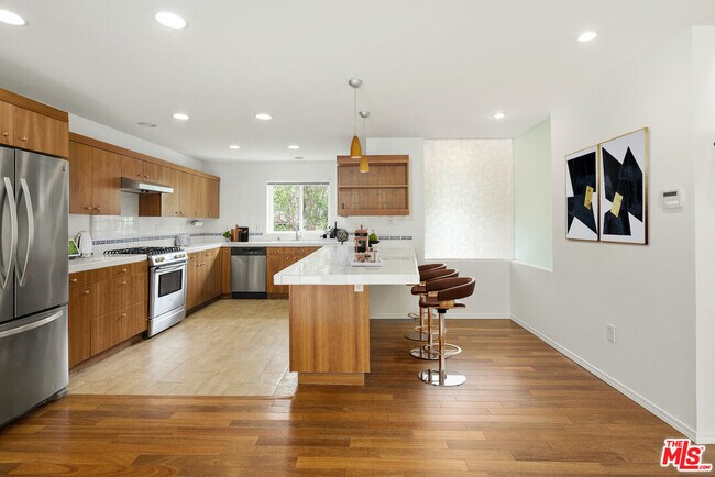 Building Photo - 907 Las Pulgas Rd