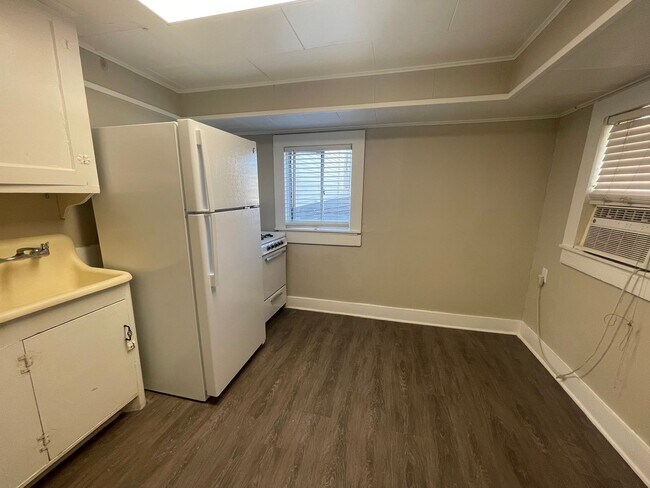 Building Photo - Simply the BEST! Adorable 1 Bedroom/1 Bath...