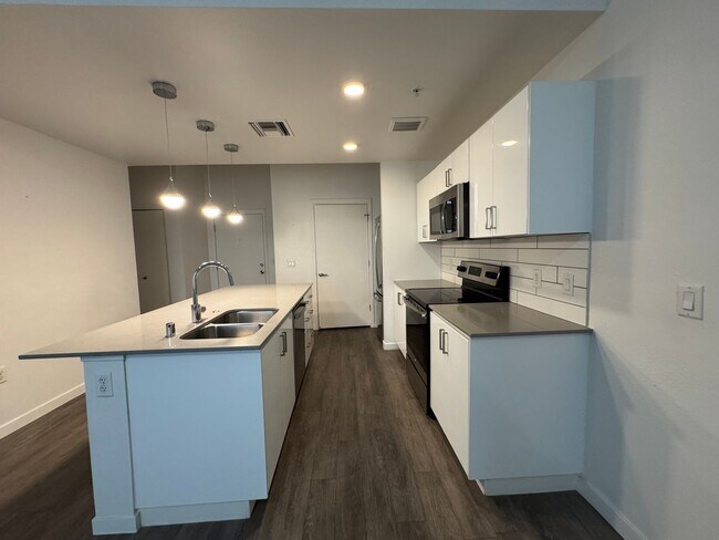 Building Photo - LUXURY CONDO IN DOWNTOWN PHOENIX