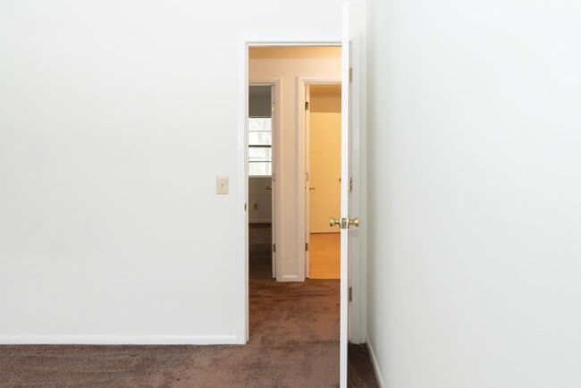 Building Photo - Spacious Two Bedroom Townhome