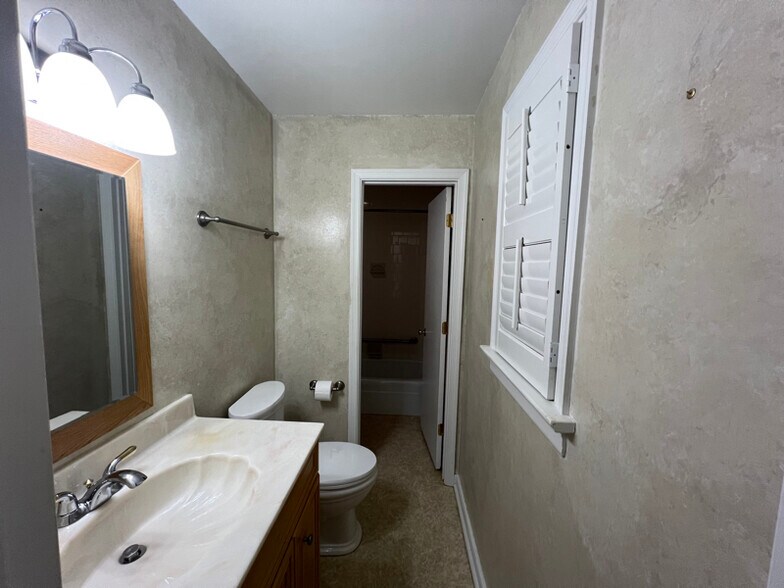 Building Photo - 9201 Woodlake Dr