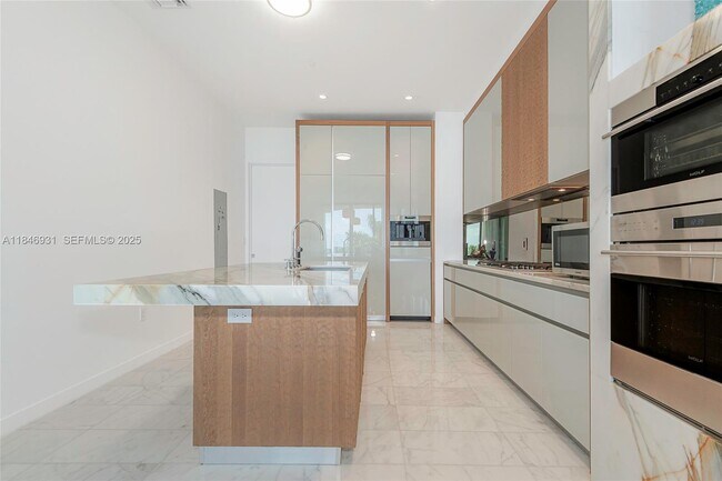 Building Photo - 2821 S Bayshore Dr