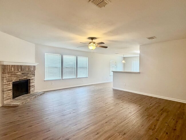 Building Photo - Updated and ready for occupancy