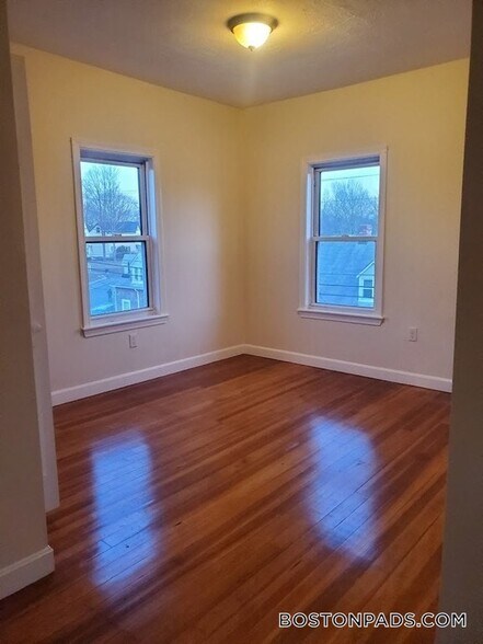 Building Photo - 293 School St