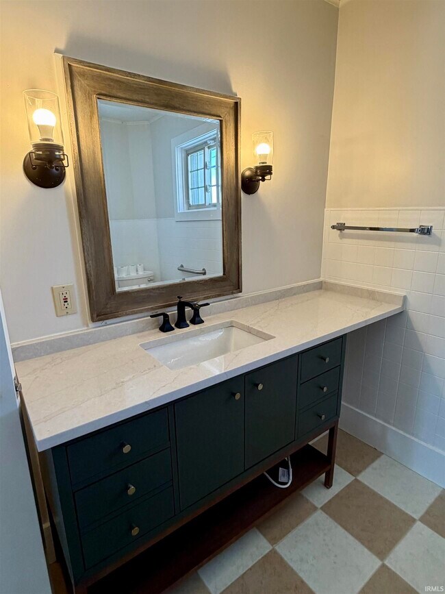 Building Photo - 921 S Washington St