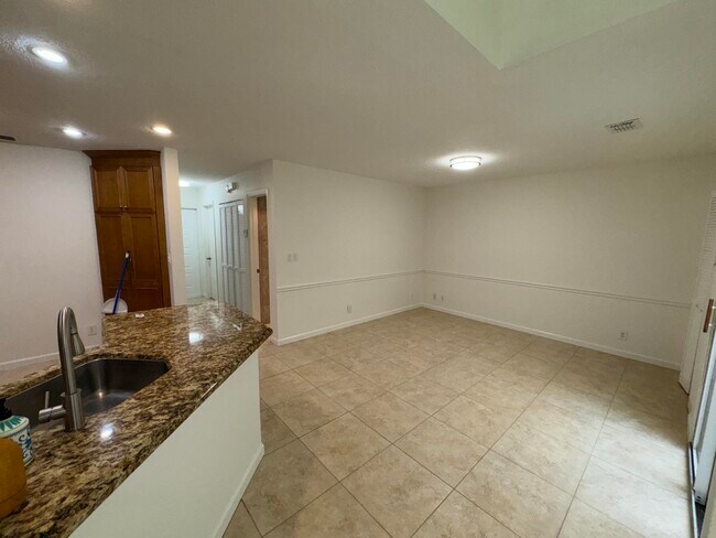 Building Photo - 6447 Parkview Dr