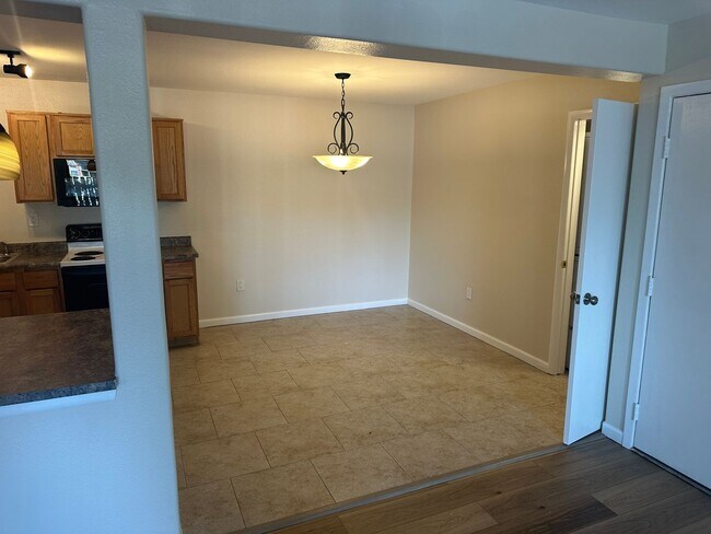 Building Photo - Clean 3 bedroom, 2 bathroom condo in Westm...