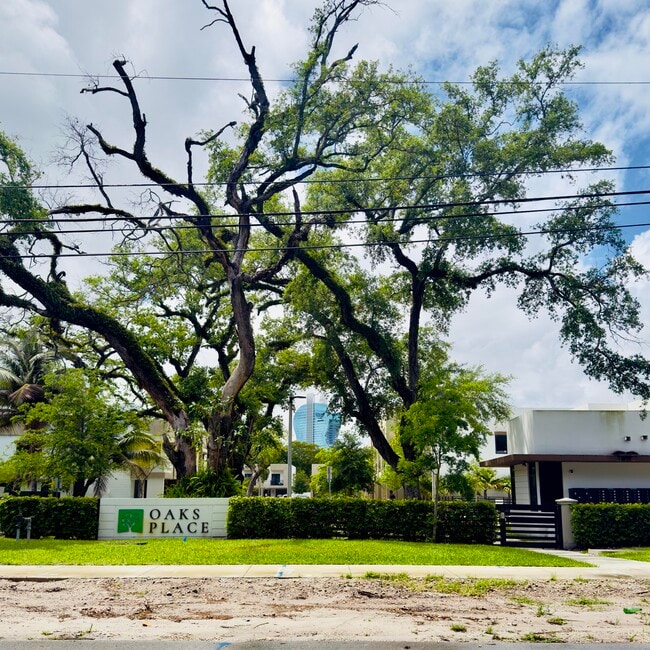 Building Photo - 4189 N Oak Pl