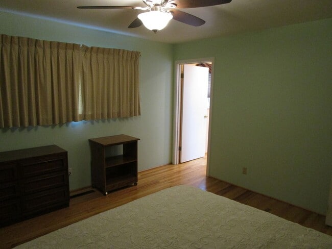 Building Photo - 2 Bedroom Fully Furnished House, Move In R...