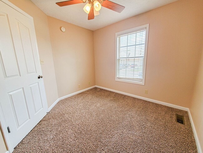 Building Photo - Pet Friendly Three Bedroom!