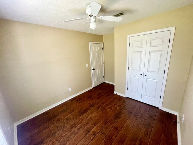 Building Photo - 3/2 For Rent in Brandon 047!