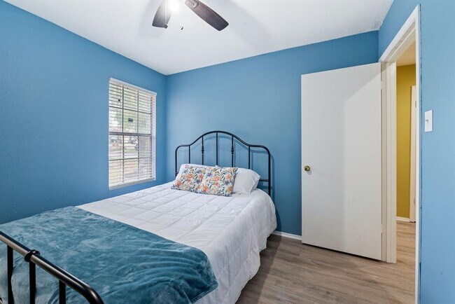 Building Photo - 10212 Rutland Village W