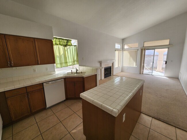 Building Photo - Cozy 3Bed/2Bath/2Car Residence located in North Las Vegas!