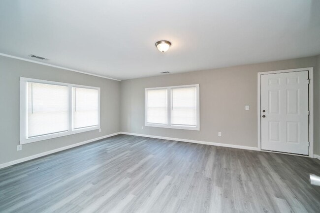 Building Photo - Move-In Ready 4BR with Renovated Interiors...