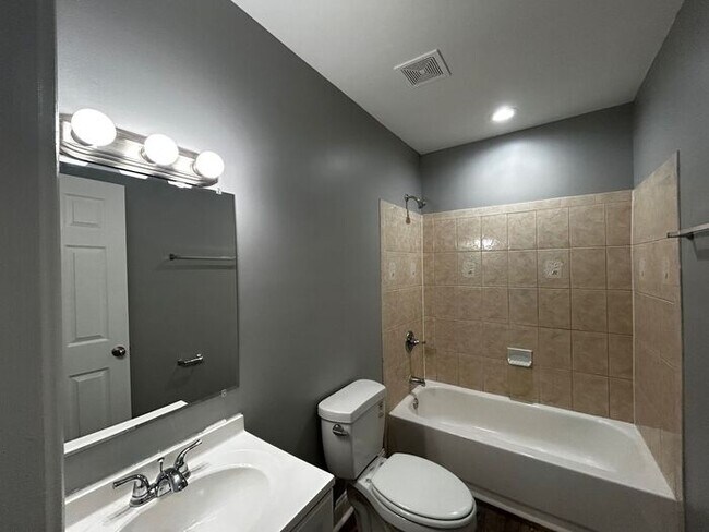 Building Photo - 3 Bedrooms Plus den