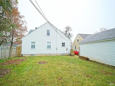 Back yard with one car garage - 703 N Central Ave