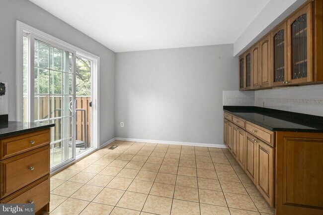 Building Photo - 2514 S Walter Reed Dr