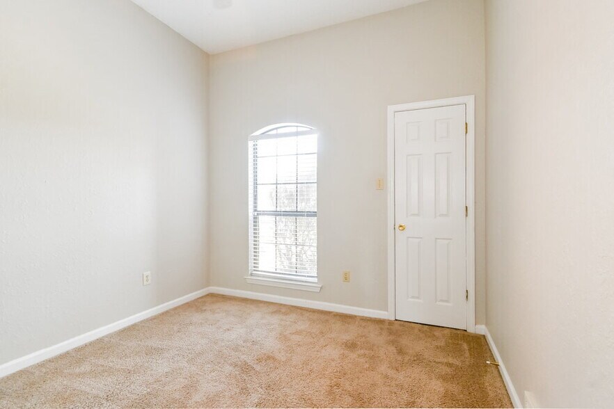 Building Photo - 6690 Autumn Wood Cove