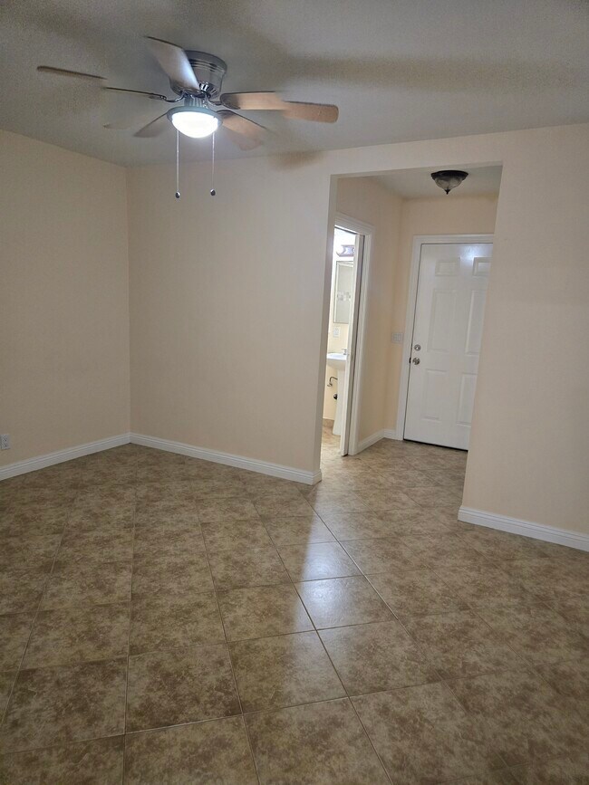 Building Photo - 1645 W Wisteria Pl