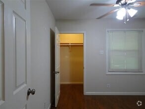 Building Photo - 811 Vinecrest Ln