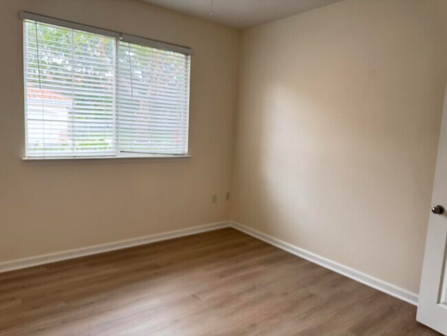 Building Photo - 9833 Baywinds Blvd