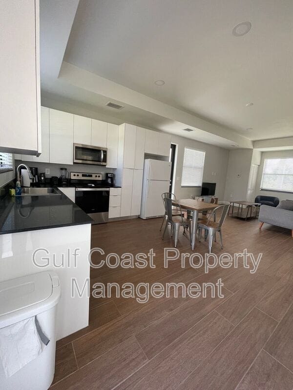 Building Photo - 681 Windermere Dr