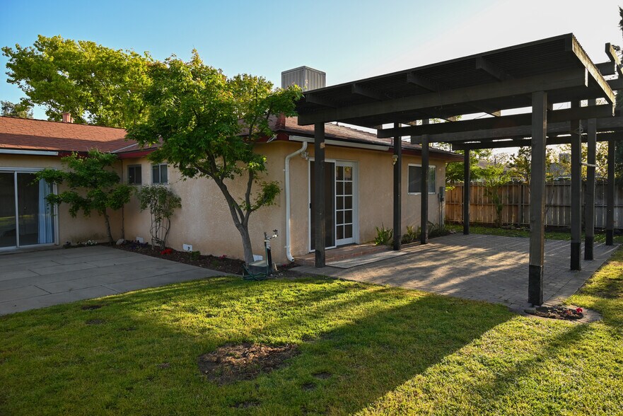 Building Photo - 881 W Rialto Ave