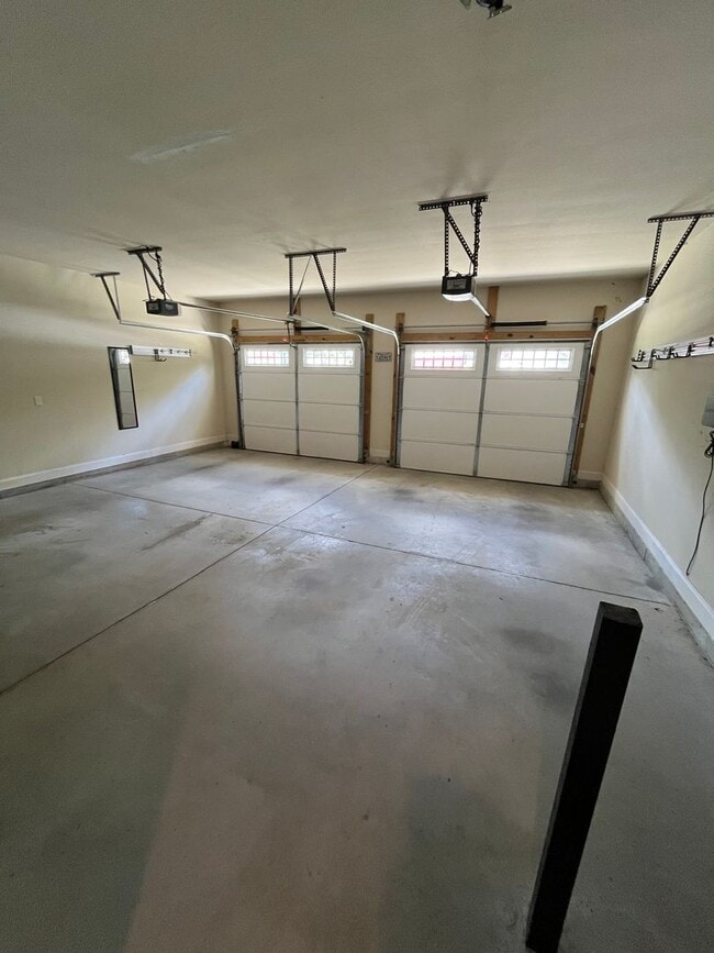 Building Photo - Stunning 3 Bed 3 Bath Home
