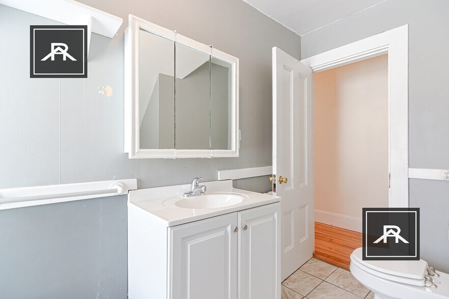 Building Photo - 36 Willow St