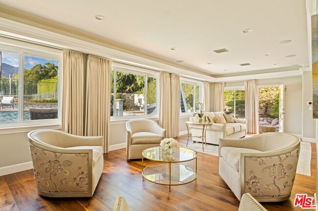 Building Photo - 1047 E Pomello Dr